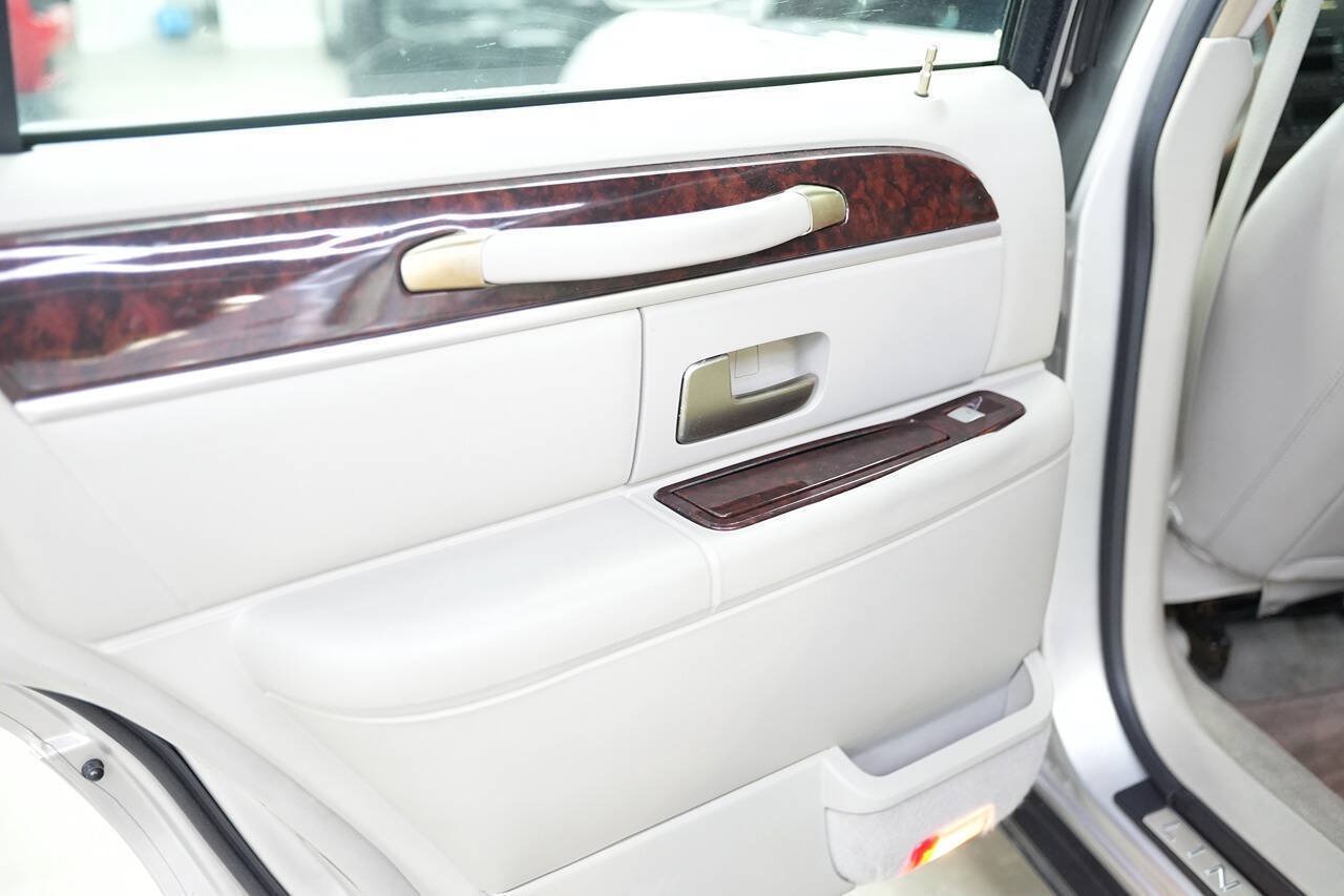 Used 2011 Lincoln Town Car Signature Limited RWD image 16