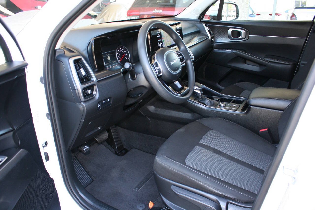 Used 2022 Kia Sorento LX AWD/4WD image 13