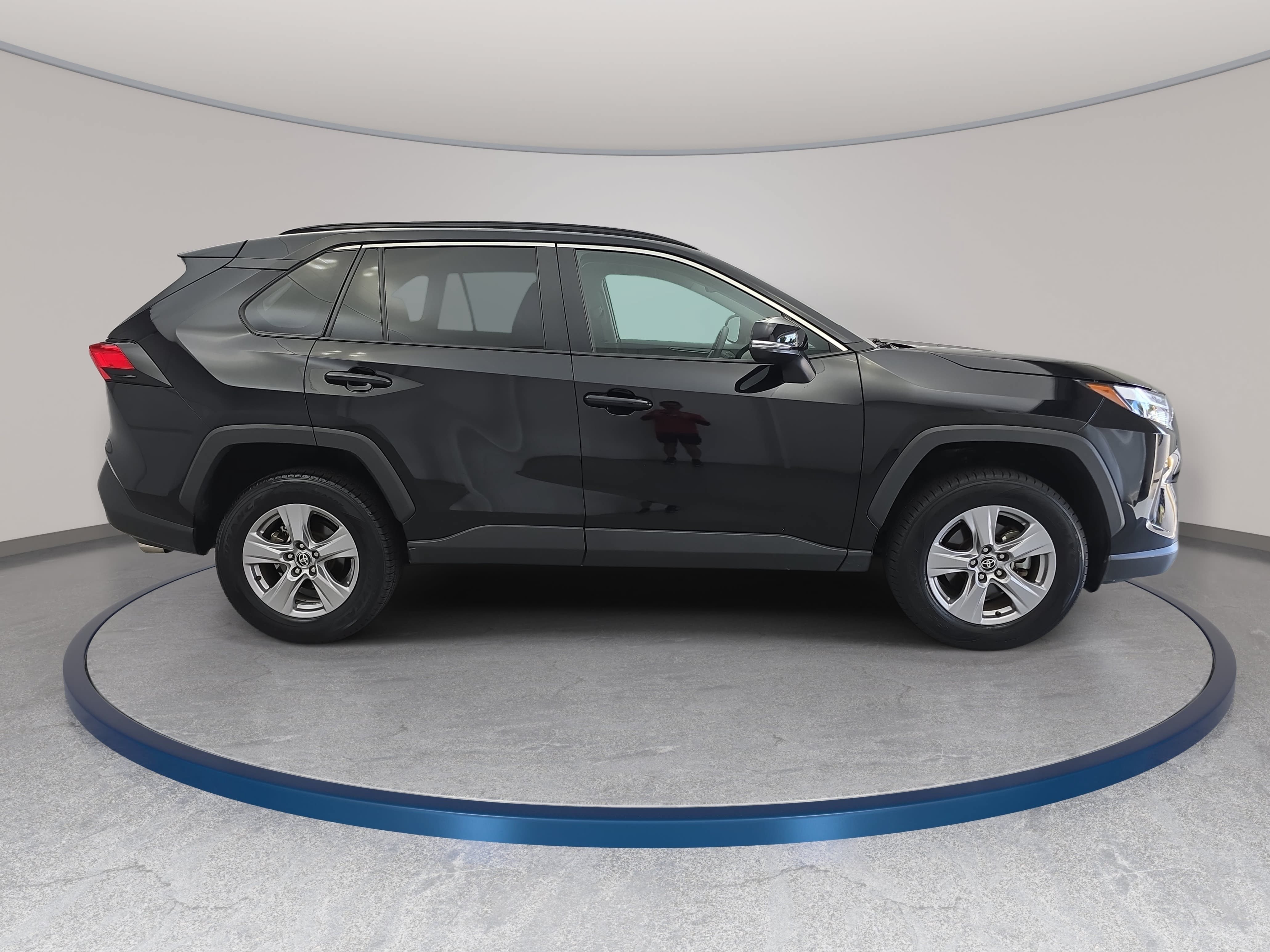 Used 2025 Toyota RAV4 XLE FWD image 4