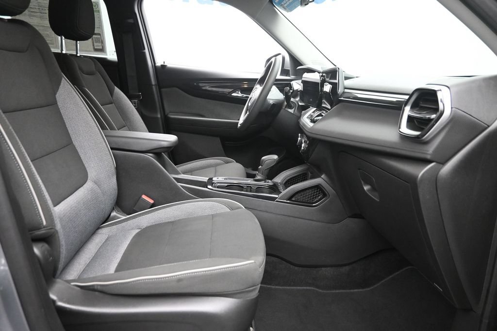 Used 2025 Chevrolet TrailBlazer LT AWD/4WD image 9