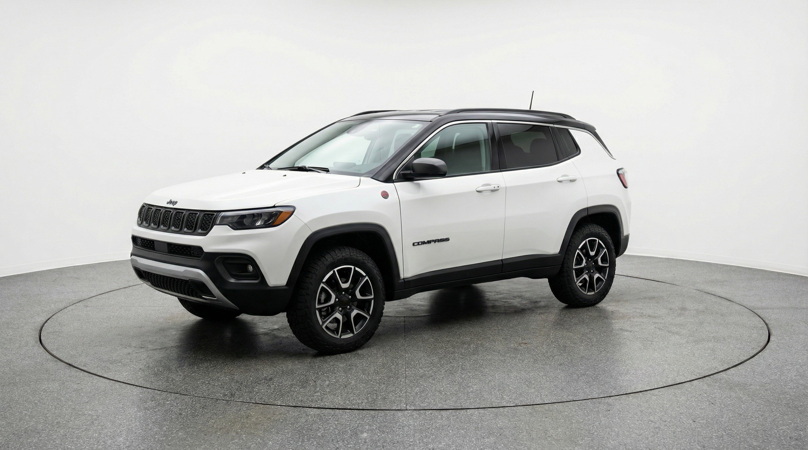 Used 2025 Jeep Compass Trailhawk AWD/4WD image 3