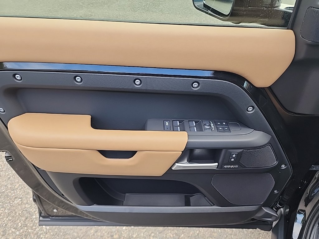 New 2026 Land Rover Defender 130 X-Dynamic SE AWD/4WD image 10