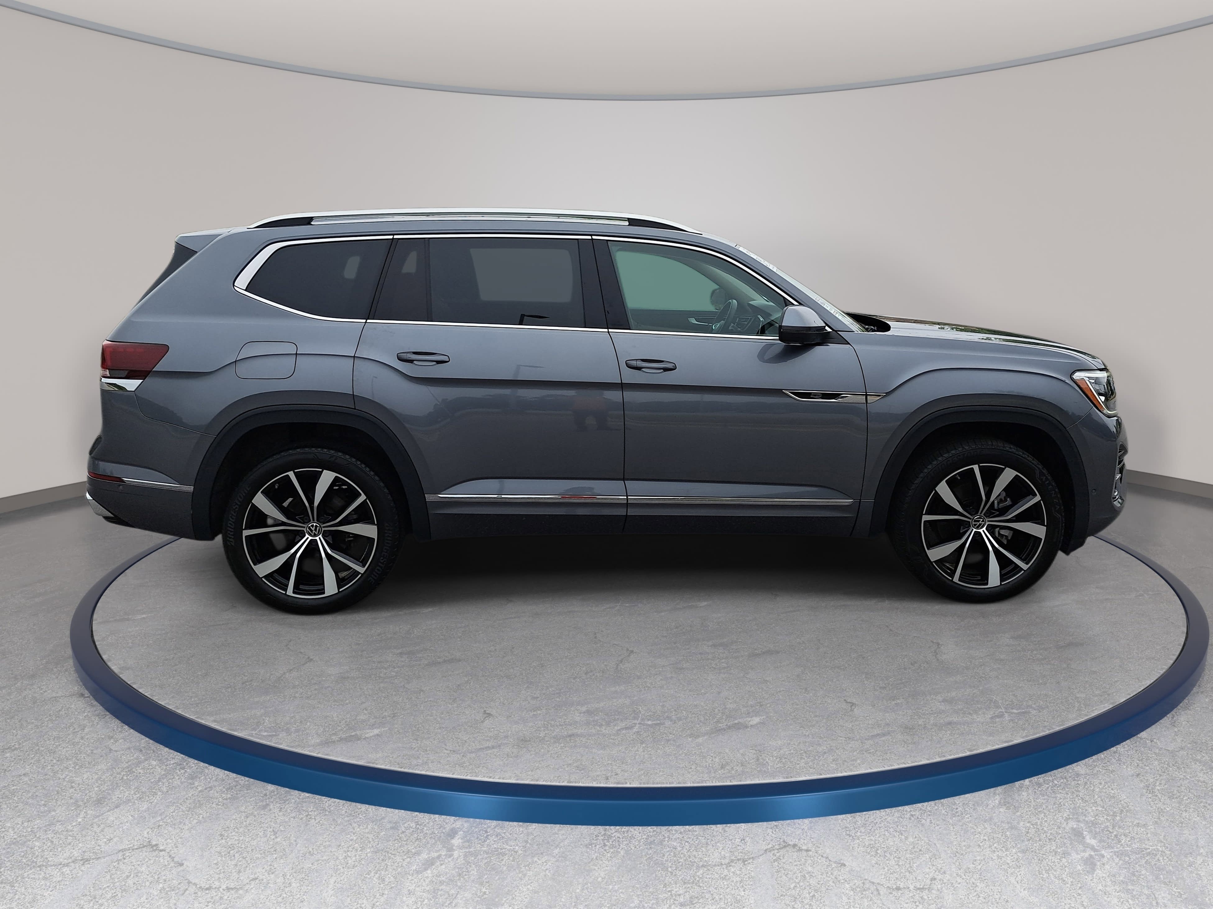 Used 2024 Volkswagen Atlas SEL Premium R-Line AWD/4WD image 4