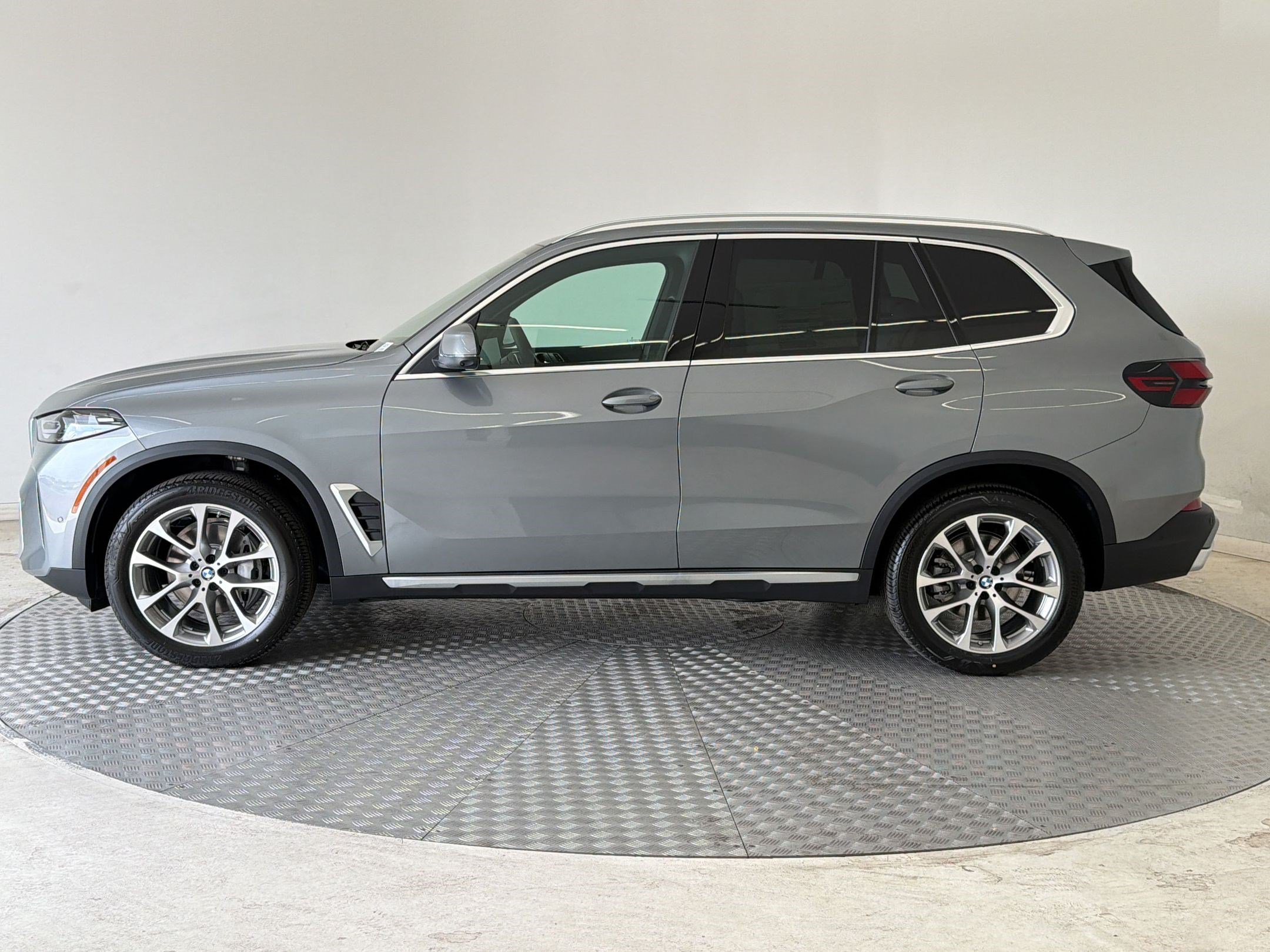 New 2026 BMW X5 xDrive40i w/ Premium Package AWD/4WD image 2