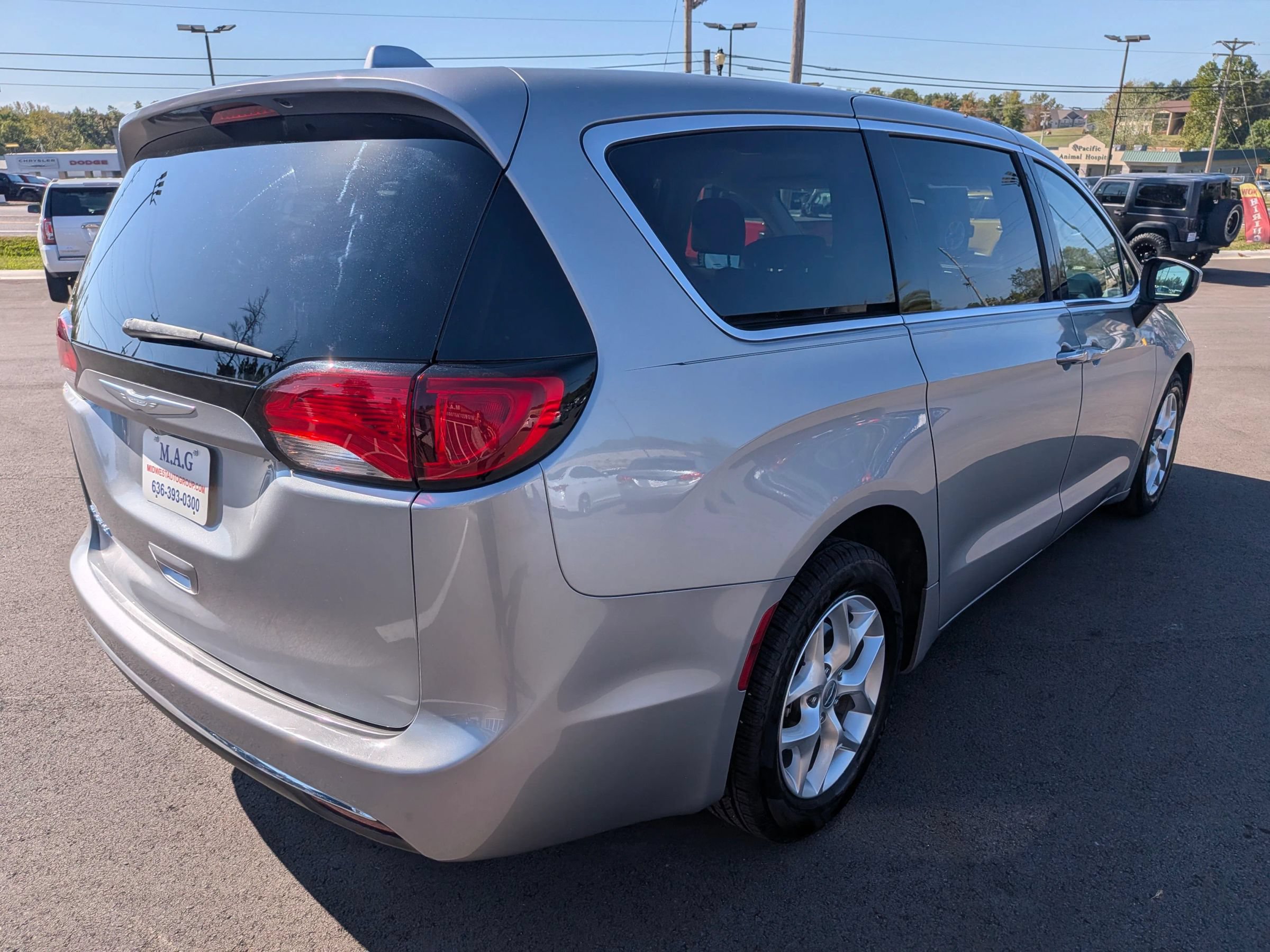 Used 2017 Chrysler Pacifica Touring Plus w/ Tire & Wheel Group FWD image 6