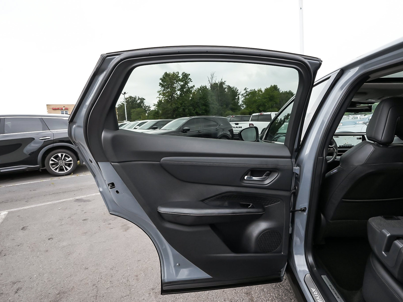 Used 2025 Nissan Ariya AWD image 12