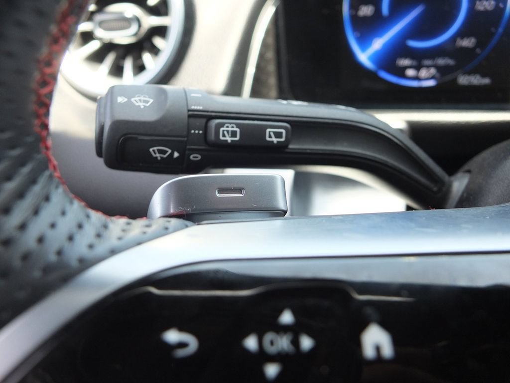 Used 2024 Mercedes-Benz EQB 300 4MATIC image 30
