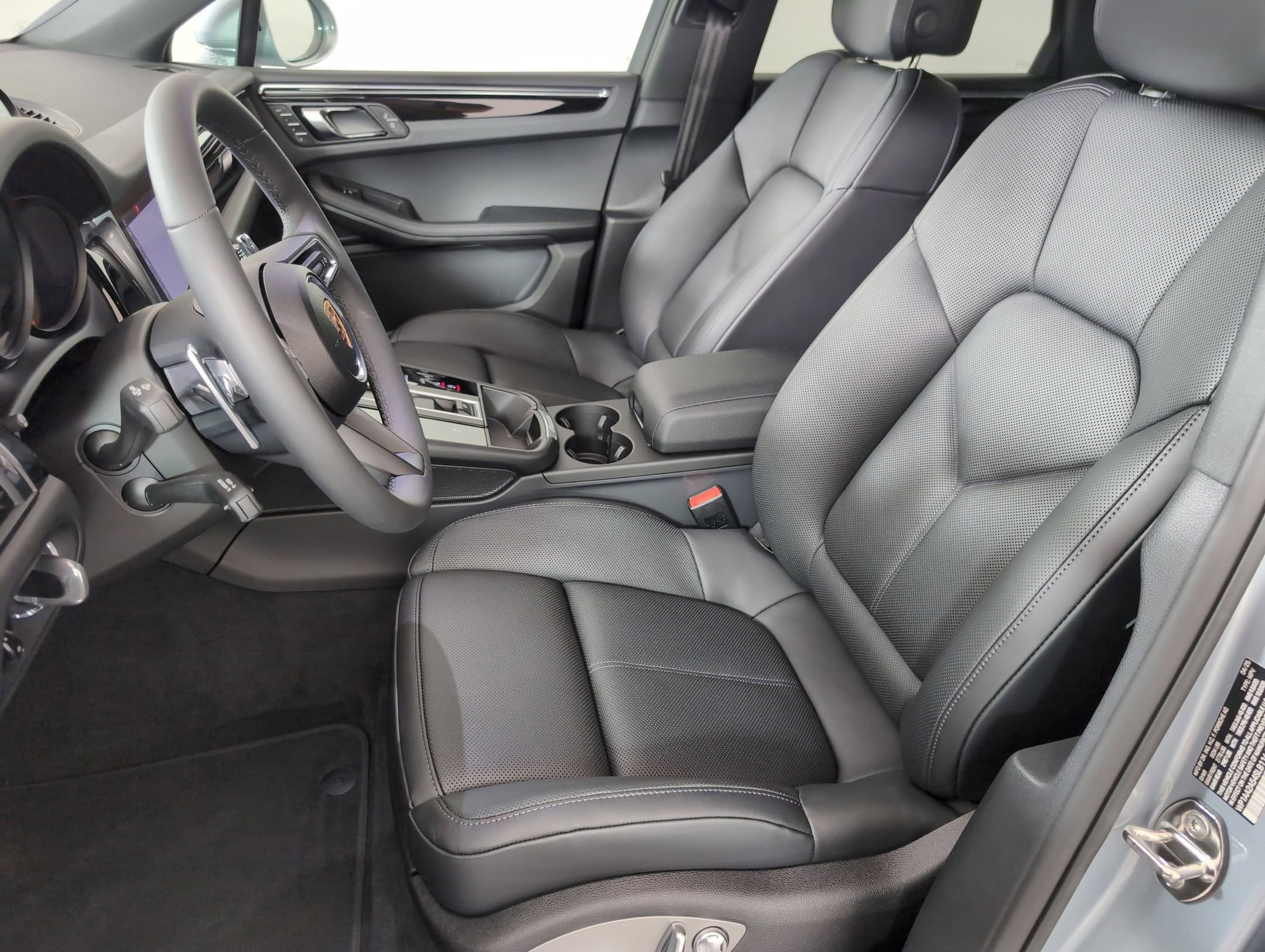 Certified 2025 Porsche Macan AWD/4WD image 5