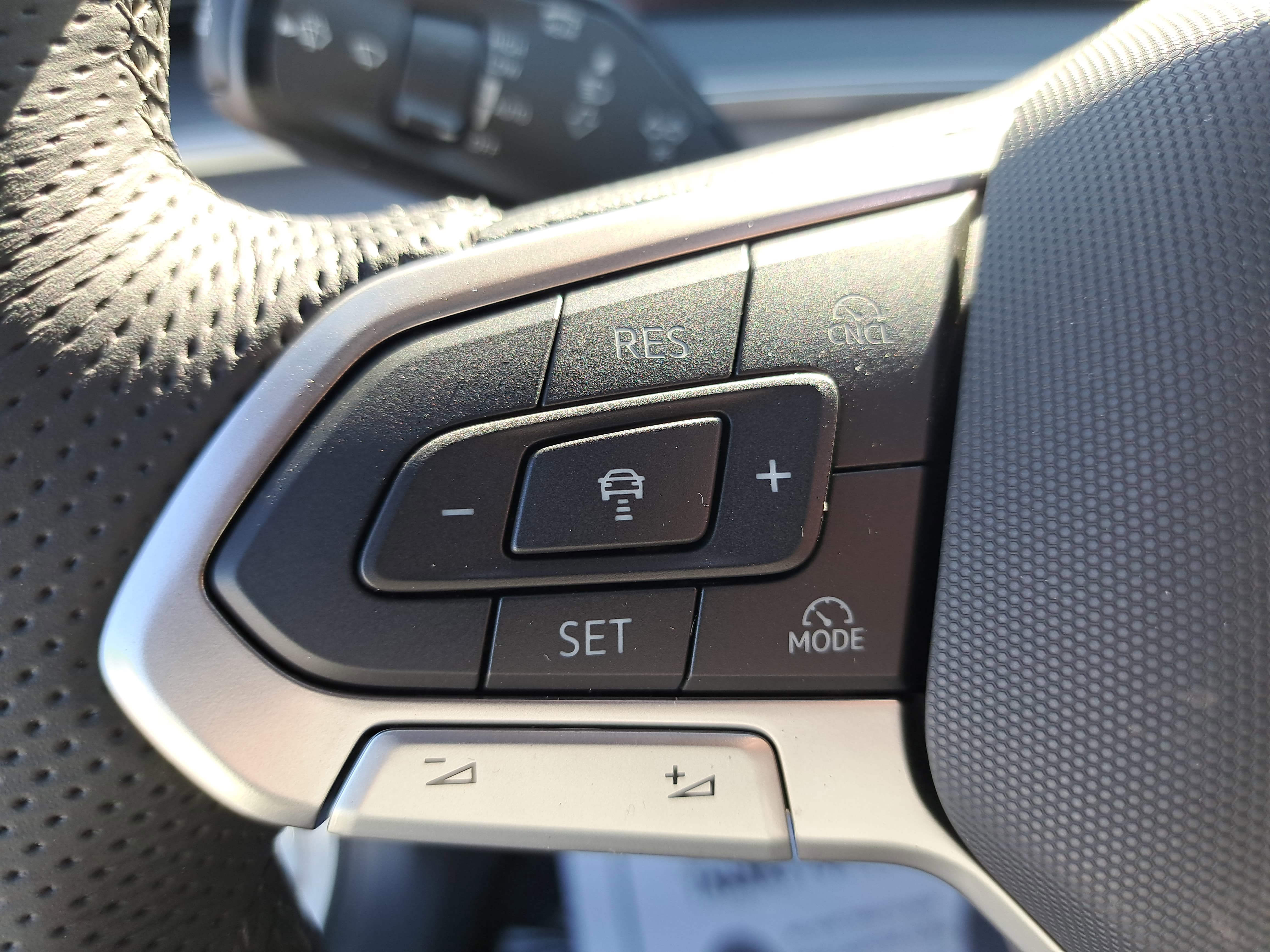 New 2026 Volkswagen Tiguan SE R-Line FWD image 17