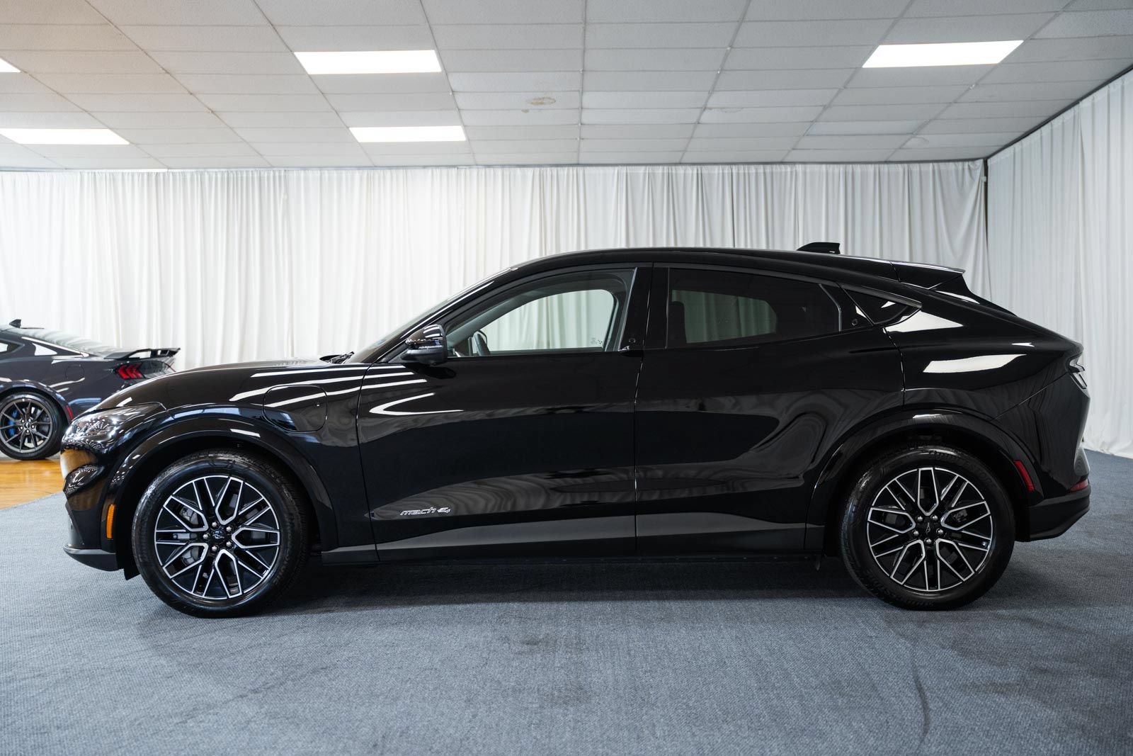 Certified 2025 Ford Mustang Mach-E Premium AWD/4WD image 5