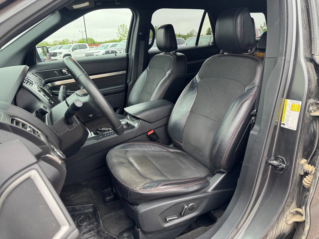 Used 2018 Ford Explorer XLT w/ Equipment Group 202A AWD/4WD image 3