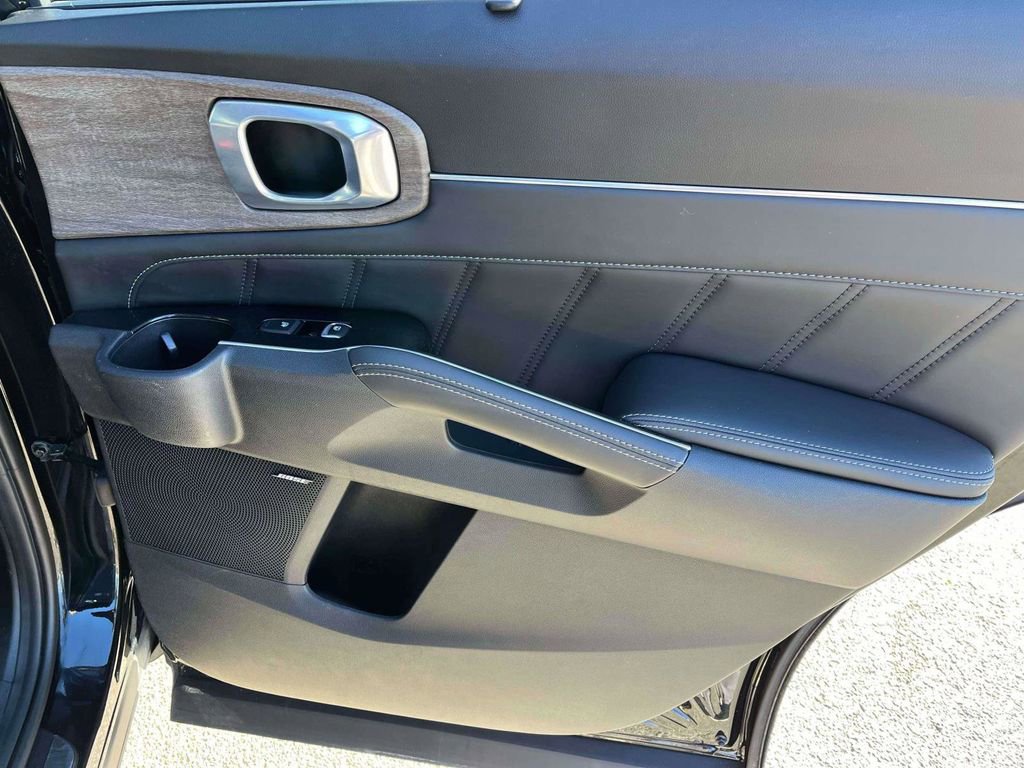 Used 2023 Kia Sorento SX Prestige image 9