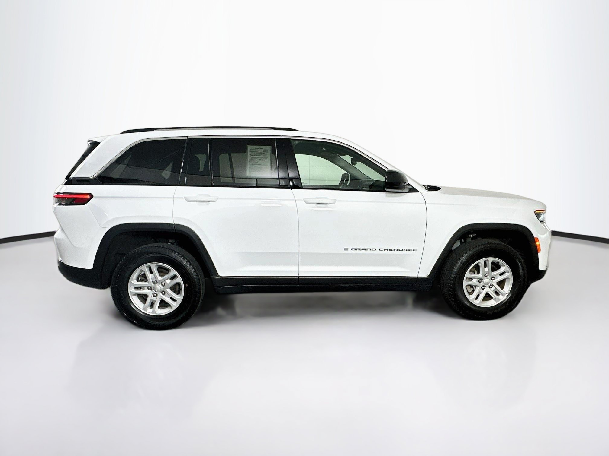 Used 2023 Jeep Grand Cherokee Laredo w/ Luxury Tech Group I AWD/4WD image 10