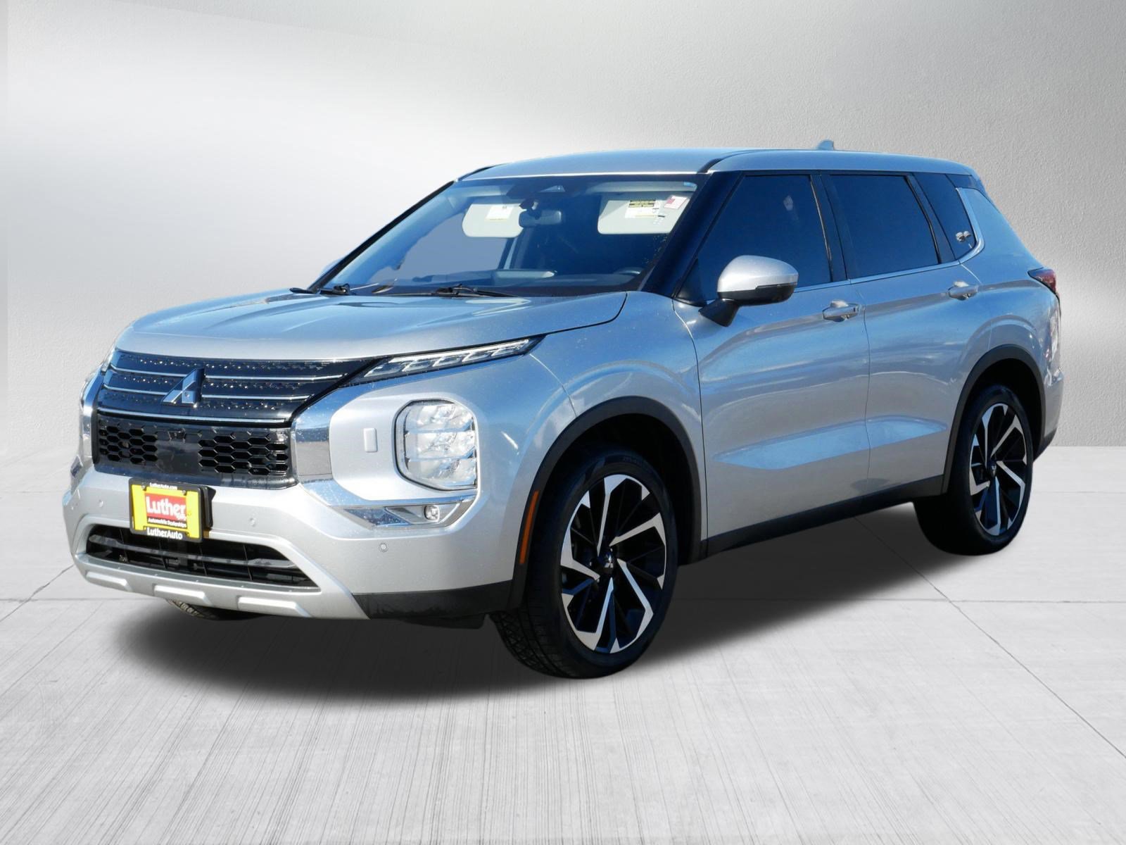 Used 2023 Mitsubishi Outlander SE image 3