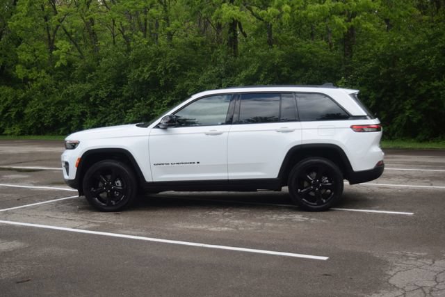 Used 2024 Jeep Grand Cherokee Altitude AWD/4WD image 23
