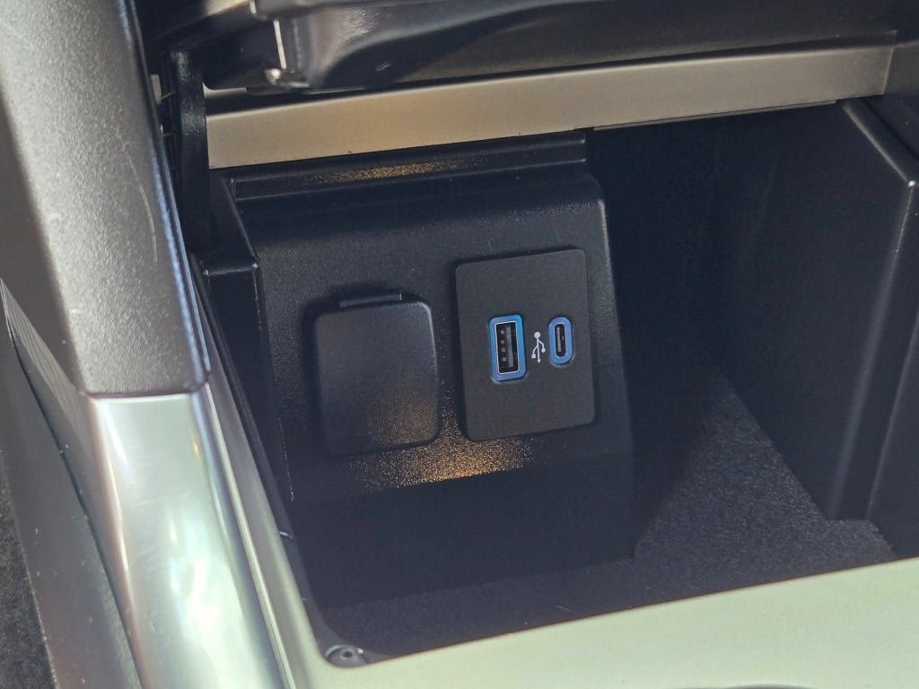 Used 2023 Ford Explorer XLT w/ Equipment Group 202A AWD/4WD image 30