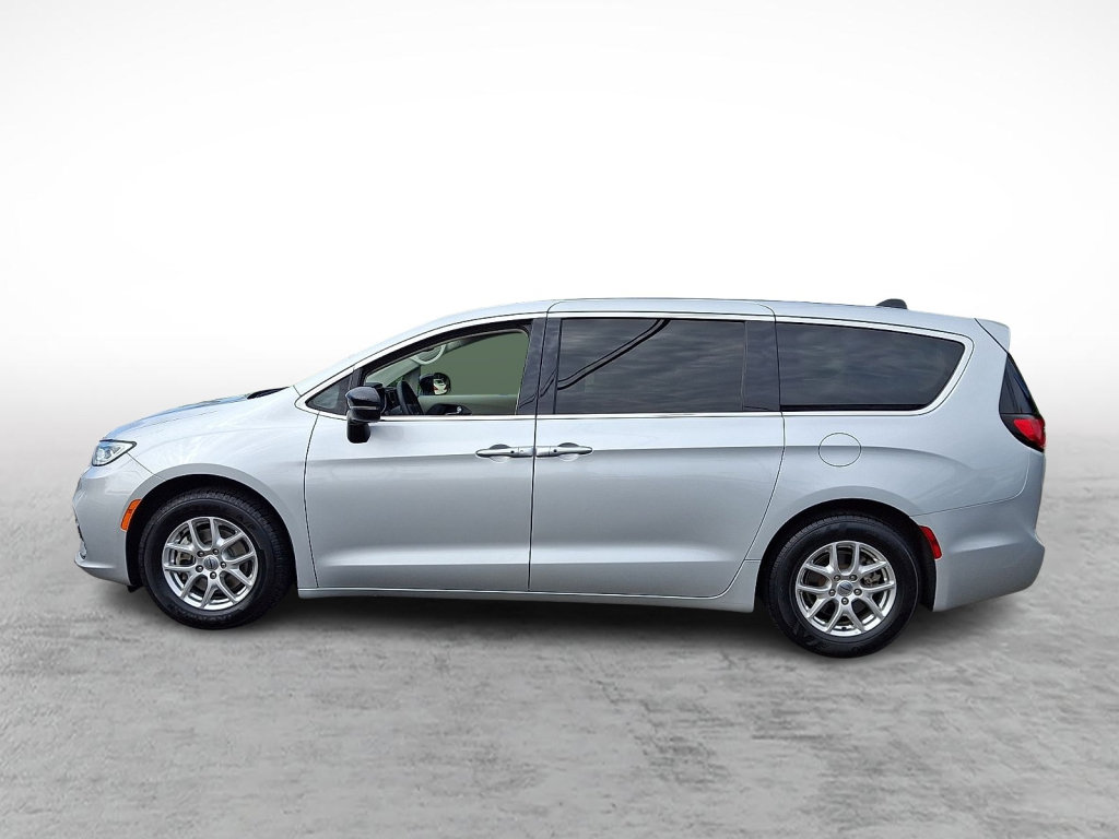 Used 2024 Chrysler Pacifica Touring-L FWD image 2
