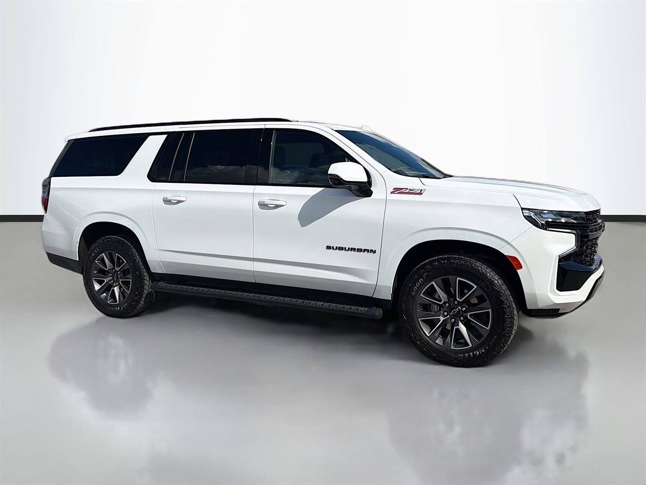 Used 2024 Chevrolet Suburban Z71 w/ Luxury Package image 2