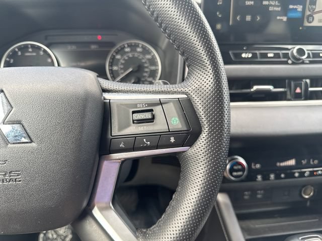 Used 2025 Mitsubishi Outlander AWD image 15
