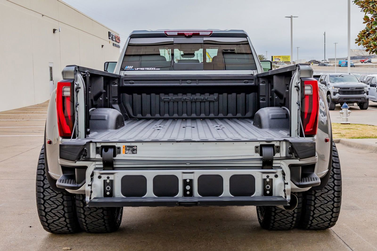 Used 2024 GMC Sierra 3500 Denali w/ Denali Reserve Package AWD/4WD image 9