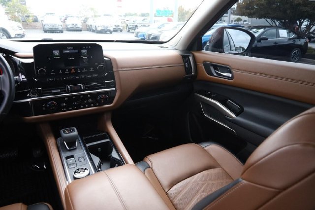 Certified 2023 Nissan Pathfinder Platinum w/ Black Appearance Package AWD/4WD image 29