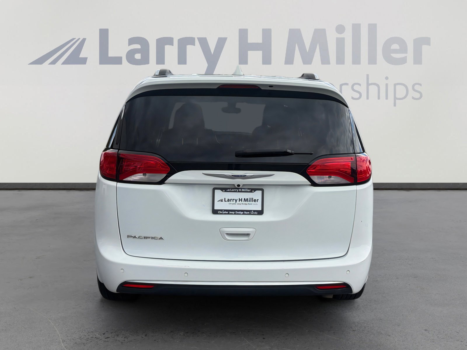 Used 2018 Chrysler Pacifica Touring-L FWD image 4