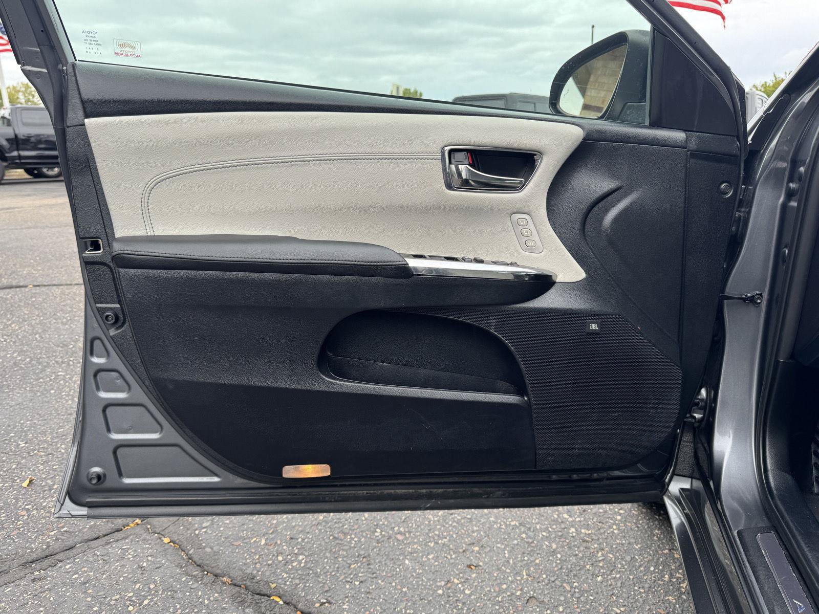 Used 2018 Toyota Avalon Limited FWD image 12