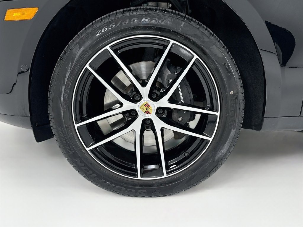 Certified 2025 Porsche Macan AWD/4WD image 33