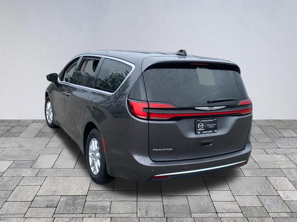 Used 2023 Chrysler Pacifica Touring-L FWD image 5