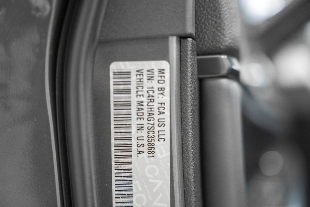 New 2025 Jeep Grand Cherokee Laredo X w/ Luxury Tech Group I image 38