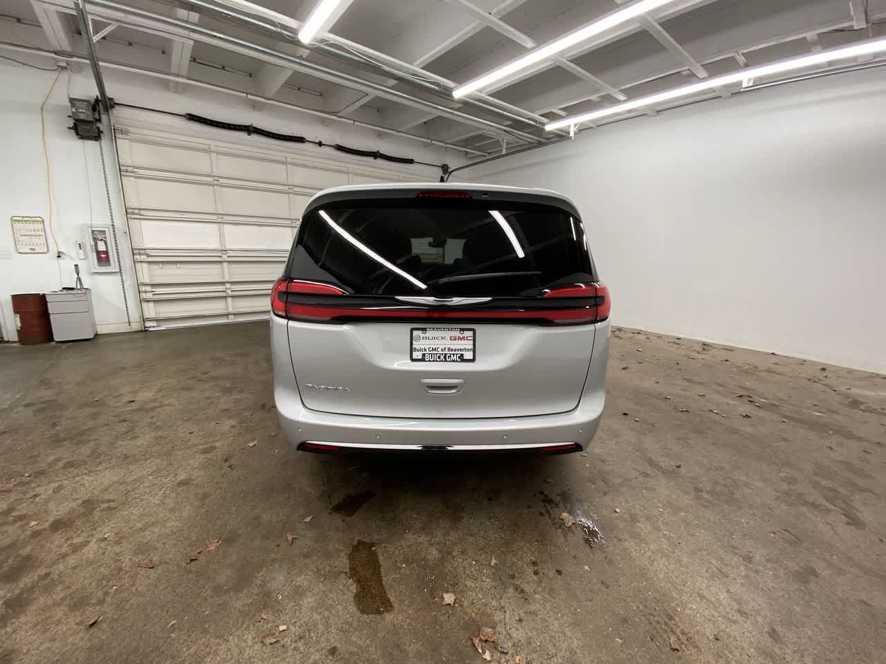 Used 2024 Chrysler Pacifica Touring-L FWD image 5