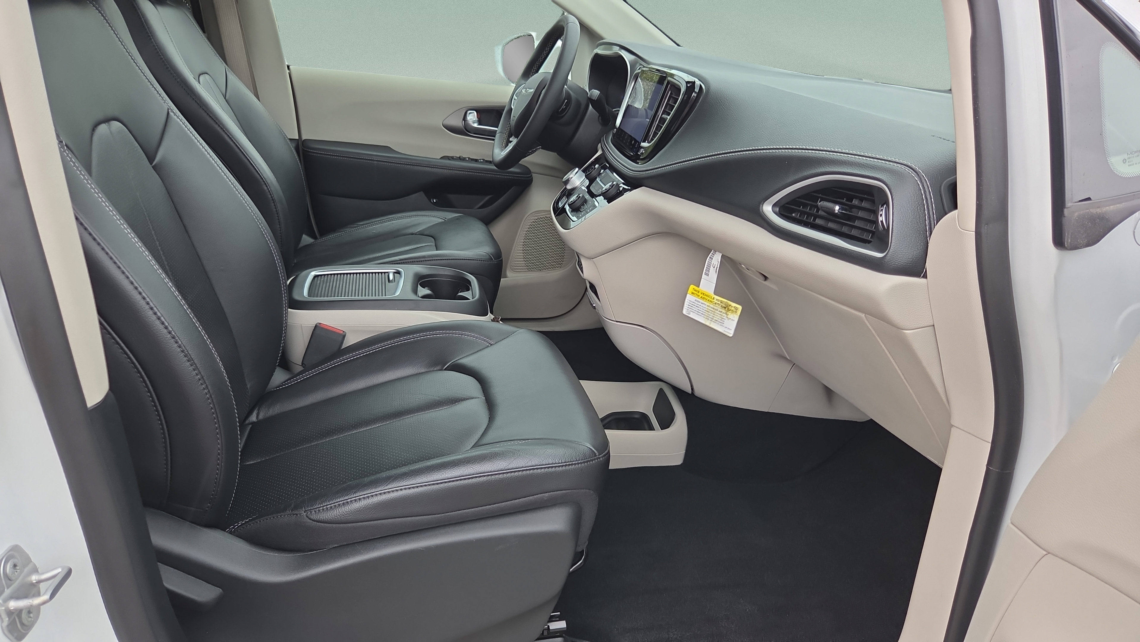 Used 2022 Chrysler Pacifica Touring-L FWD image 16