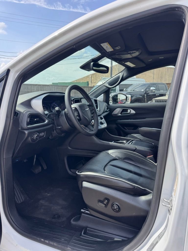 Used 2025 Chrysler Pacifica Limited image 6
