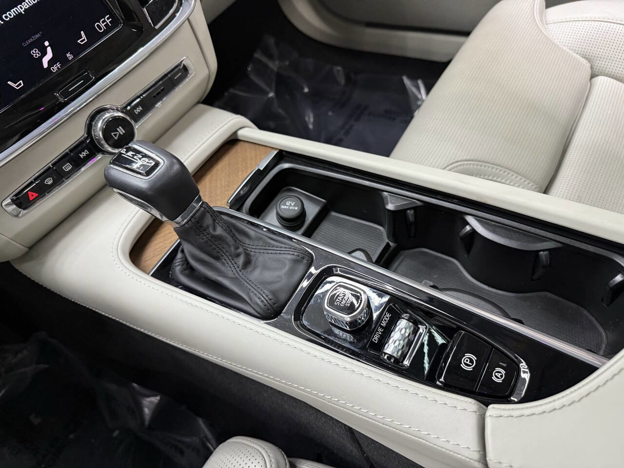 Used 2020 Volvo S90 T6 Inscription image 32