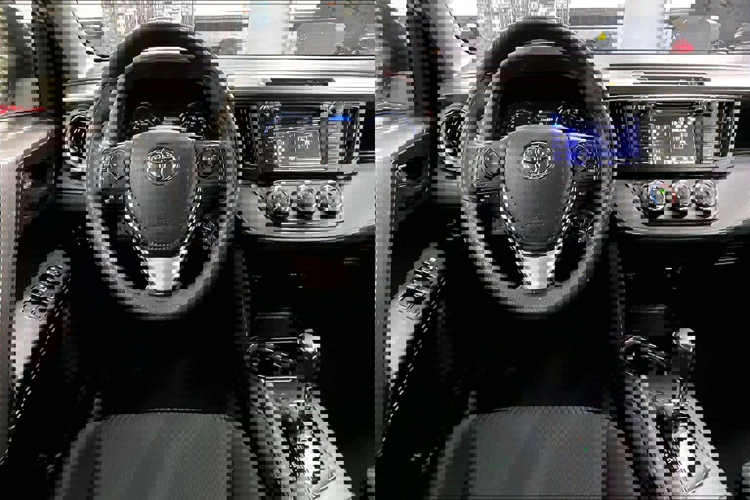 Used 2018 Toyota RAV4 LE w/ Carpet Mat Package image 5