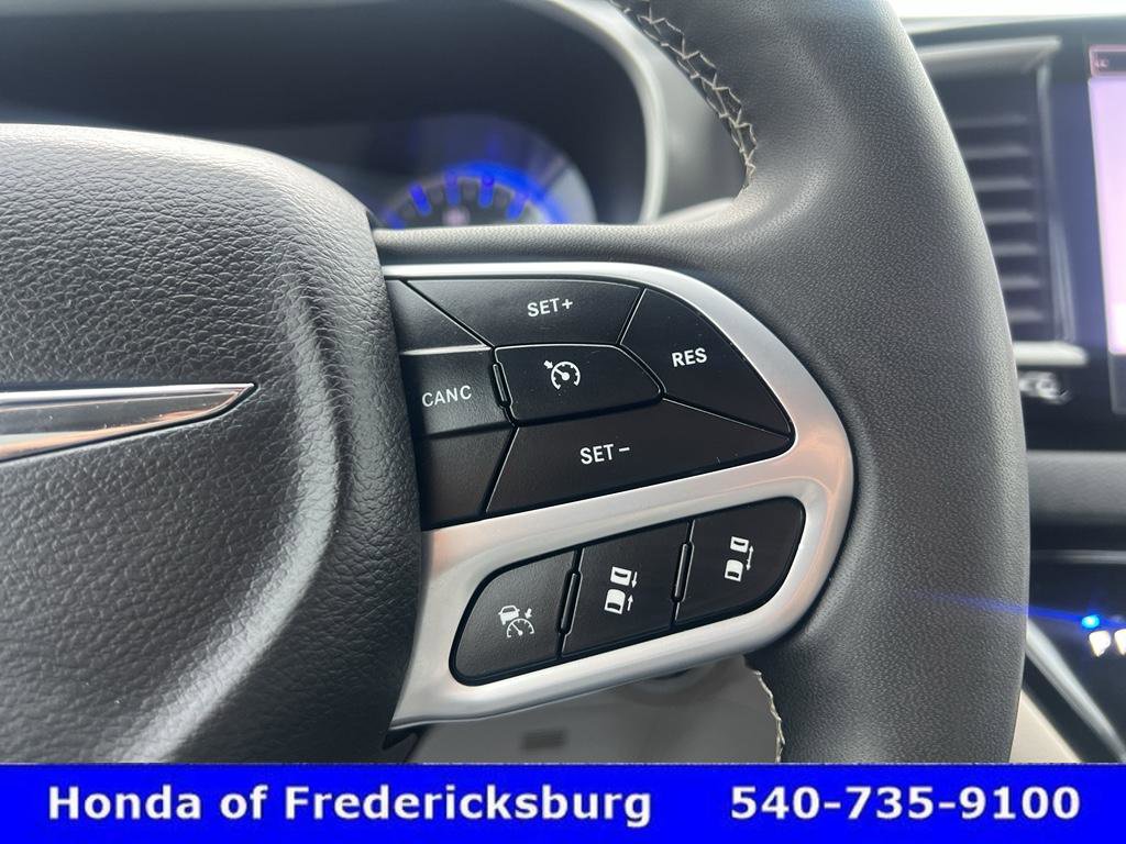 Used 2023 Chrysler Pacifica Touring-L image 19