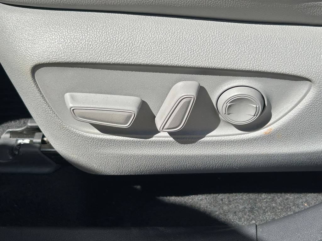 Used 2022 Toyota Highlander XLE FWD image 25
