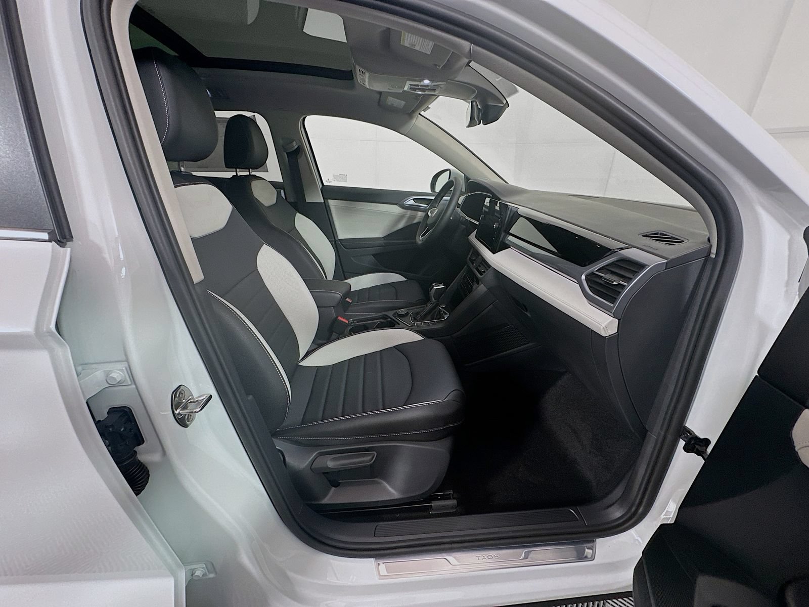 New 2026 Volkswagen Taos SEL AWD/4WD image 23