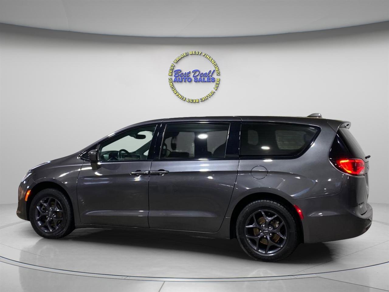 Used 2018 Chrysler Pacifica Touring Plus w/ S Appearance Package FWD image 3