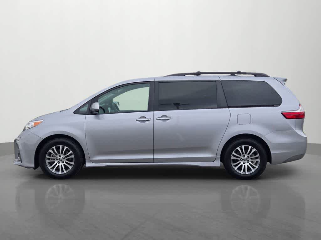 Used 2018 Toyota Sienna XLE w/ XLE Navigation Package FWD image 3