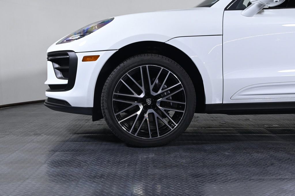 Certified 2025 Porsche Macan image 28