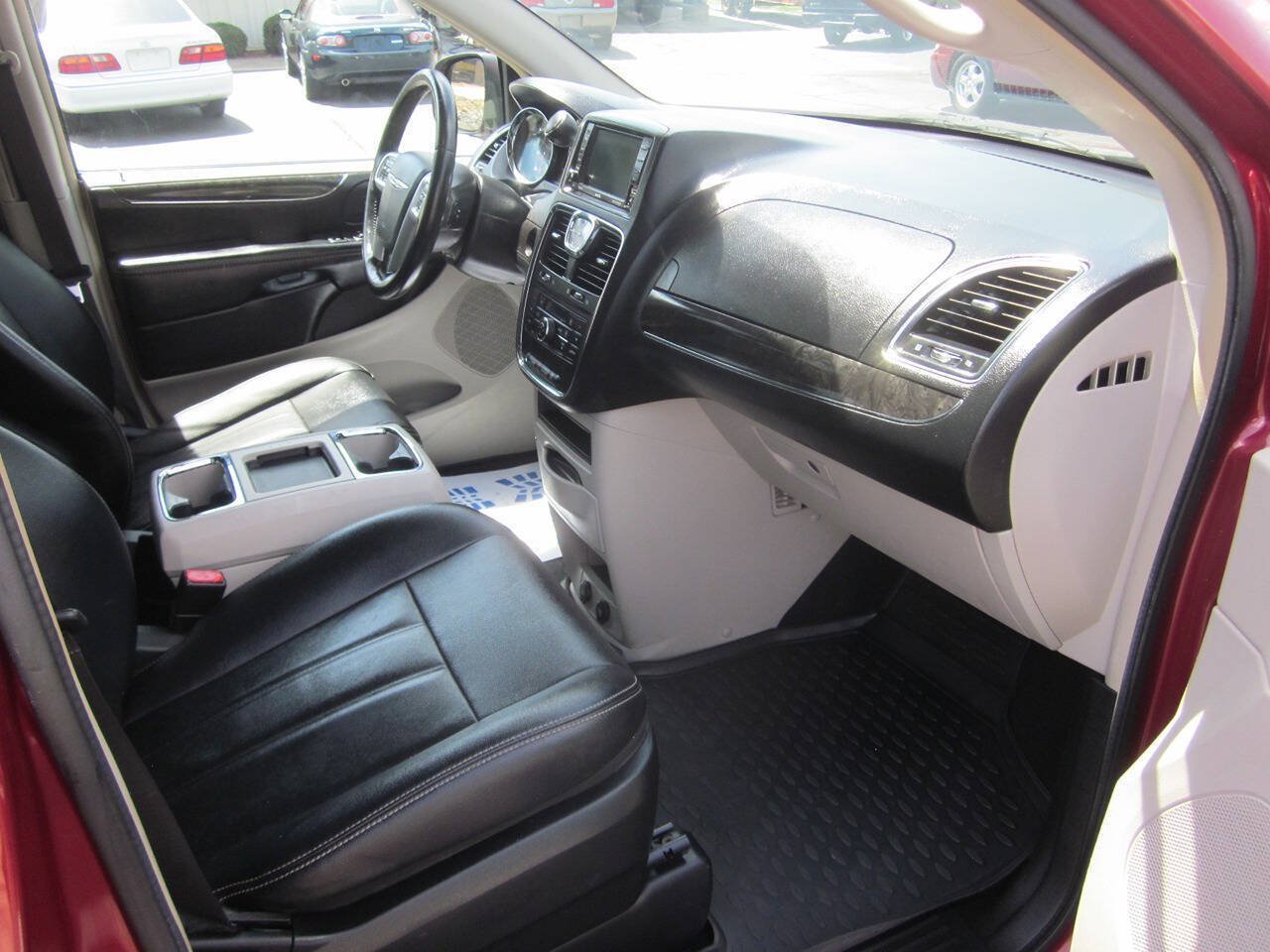 Used 2015 Chrysler Town & Country Touring FWD image 17