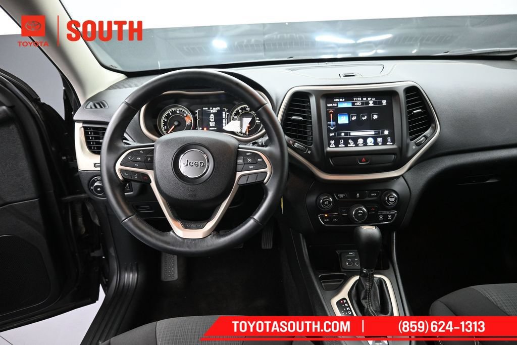 Used 2017 Jeep Cherokee Latitude w/ Comfort & Sound Group FWD image 11