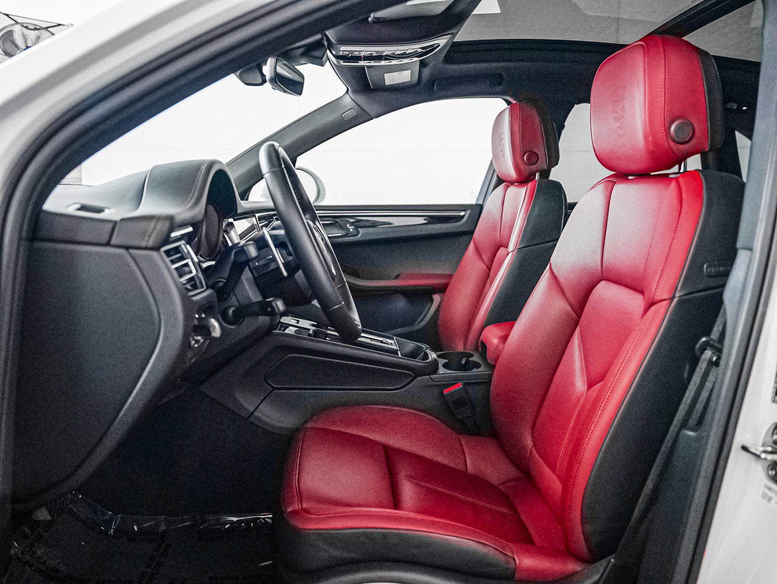 Certified 2024 Porsche Macan image 5