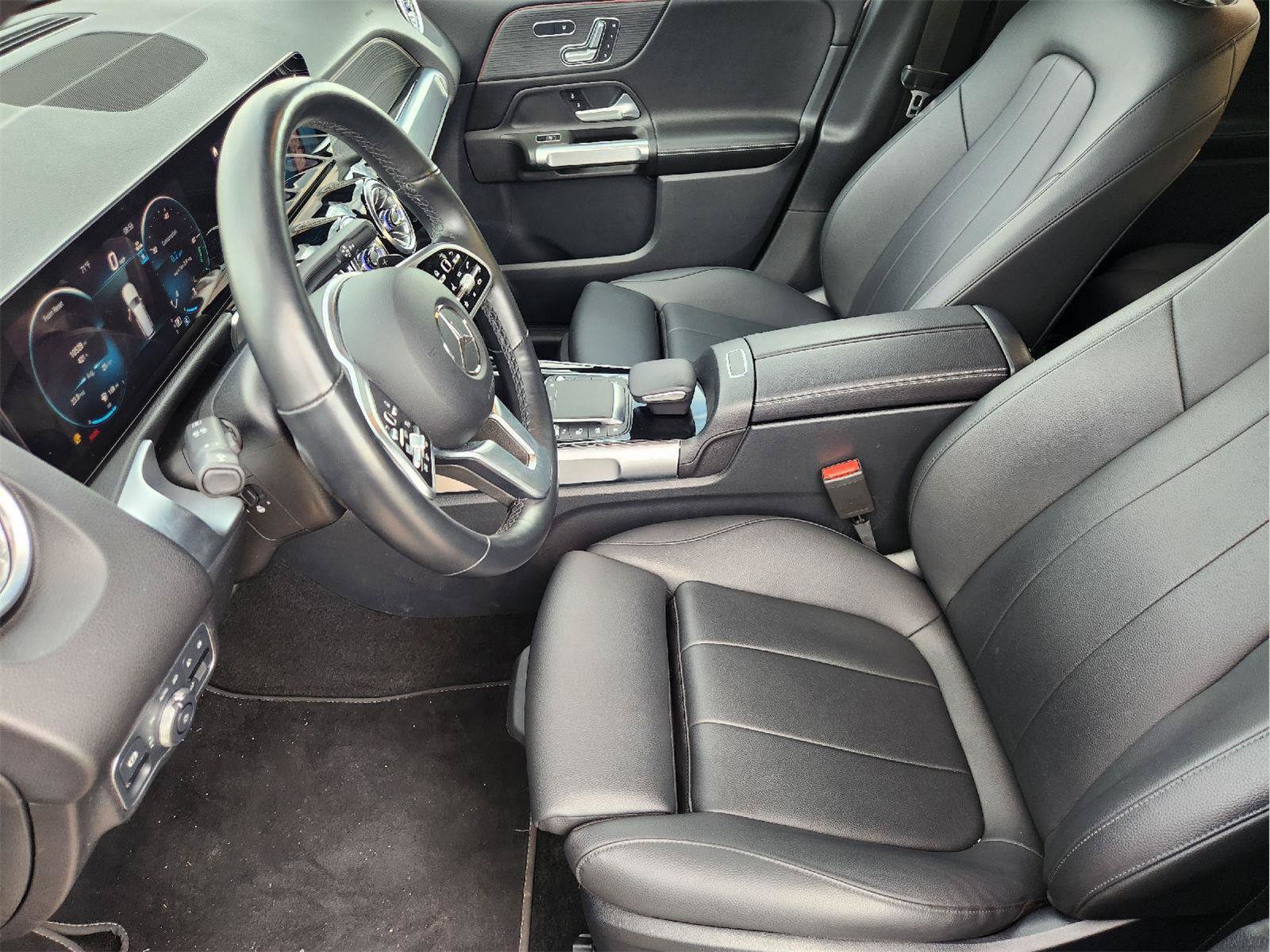 Used 2023 Mercedes-Benz GLB 250 4MATIC w/ Premium Package image 13