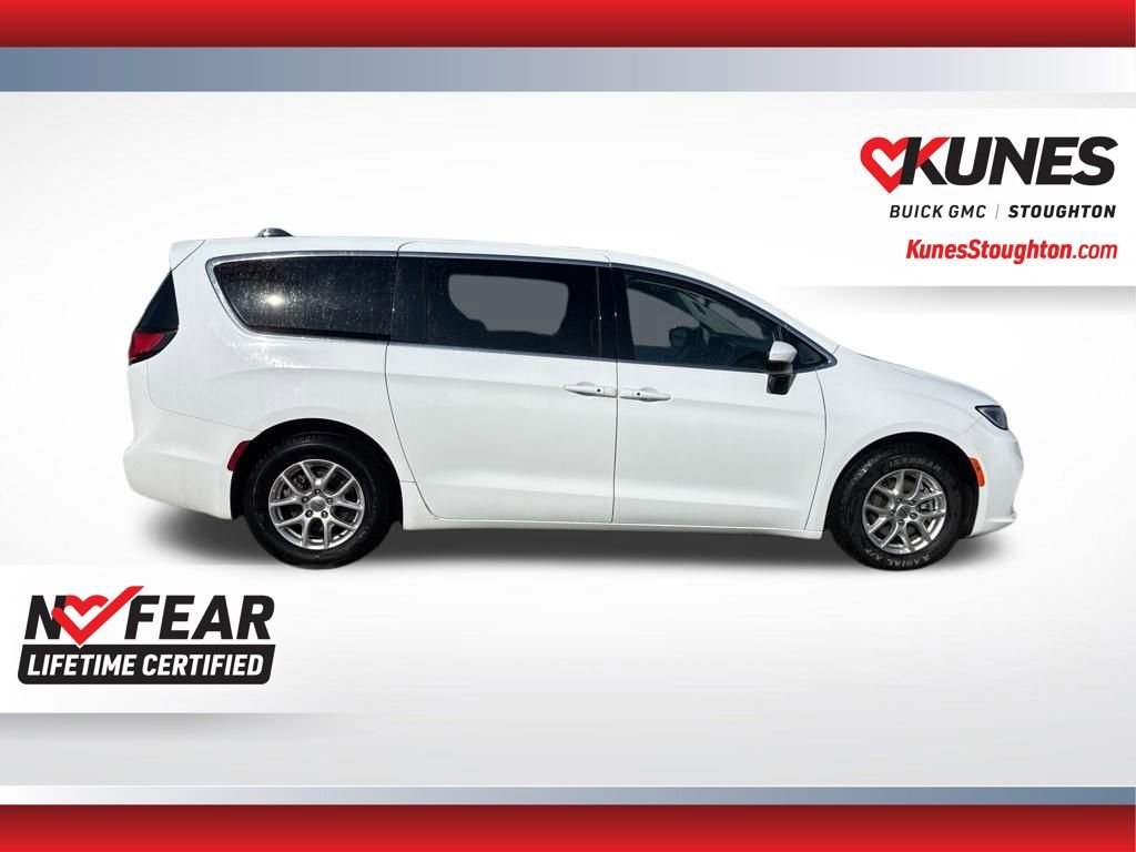 Used 2023 Chrysler Pacifica Touring-L image 13
