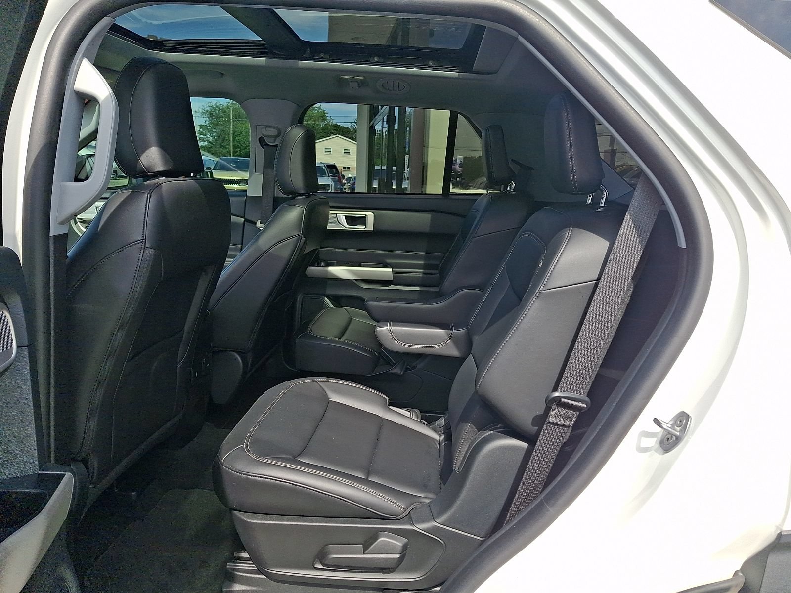 Used 2023 Ford Explorer XLT w/ Equipment Group 202A AWD/4WD image 9