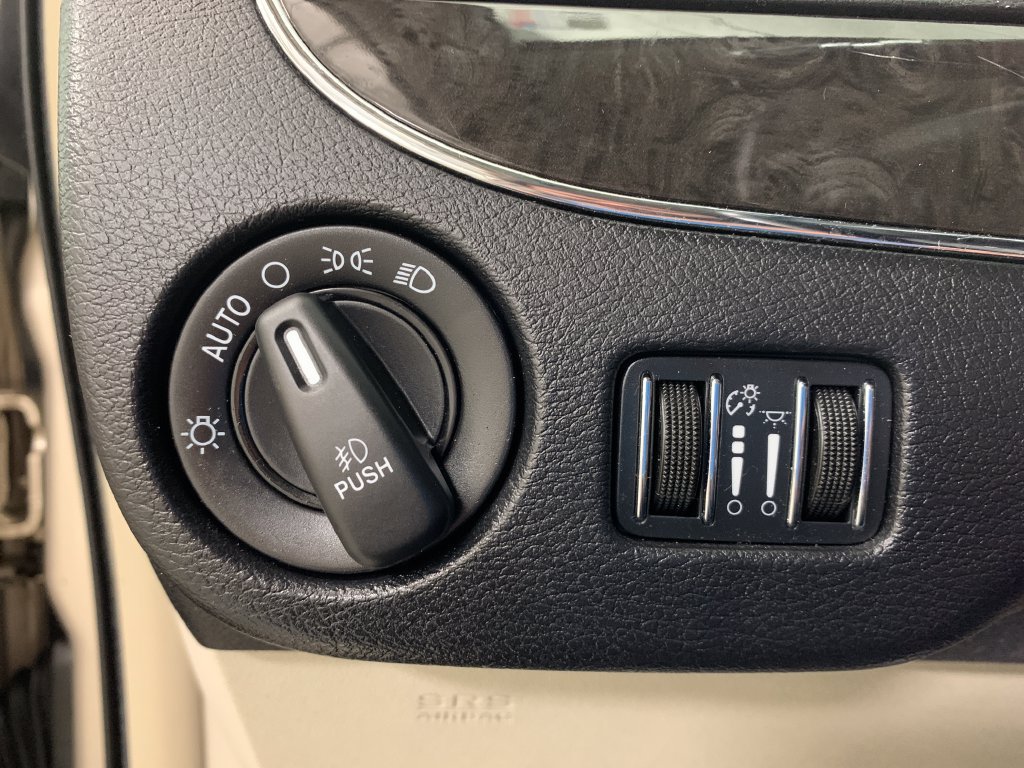 Used 2016 Chrysler Town & Country Touring FWD image 25