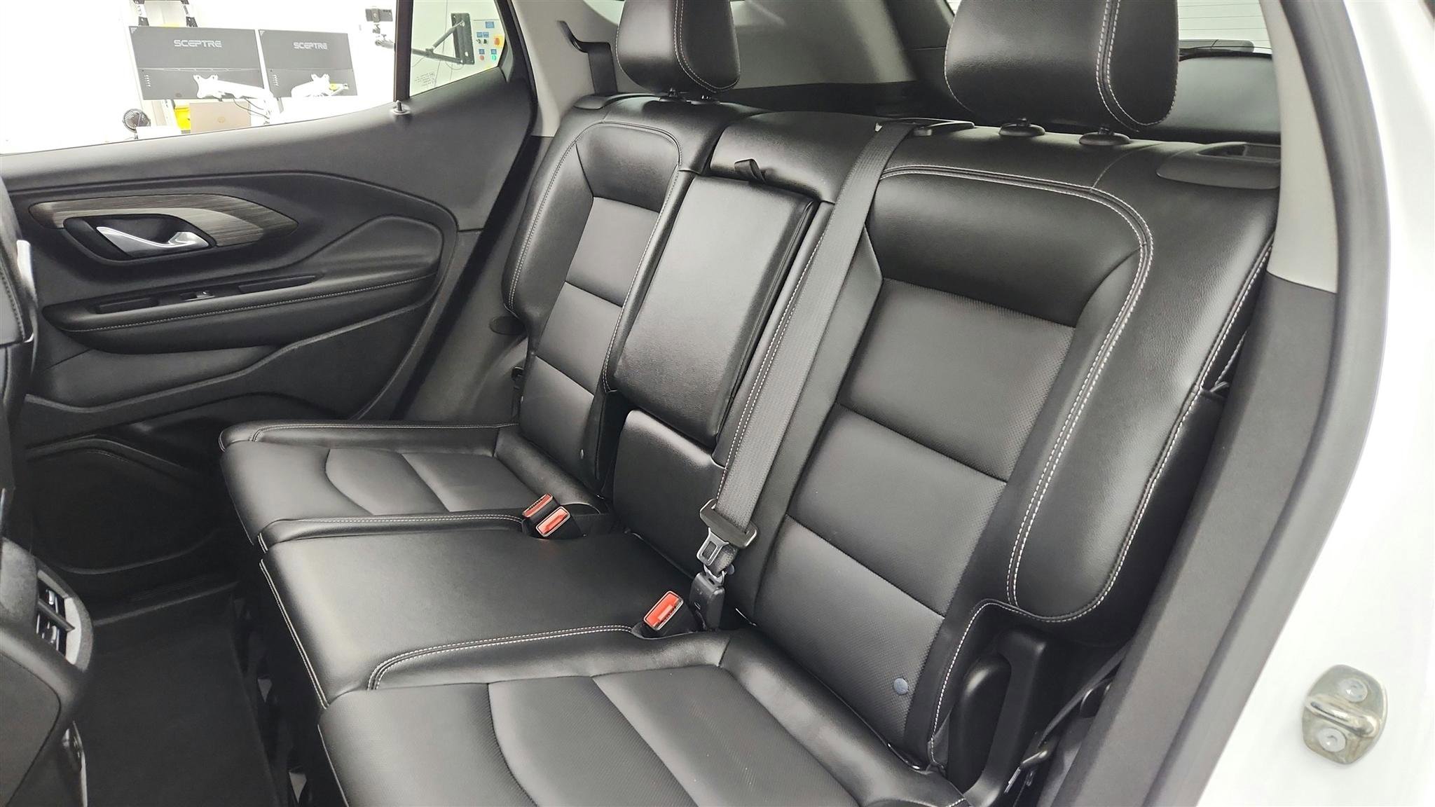 Used 2024 GMC Terrain SLT image 29