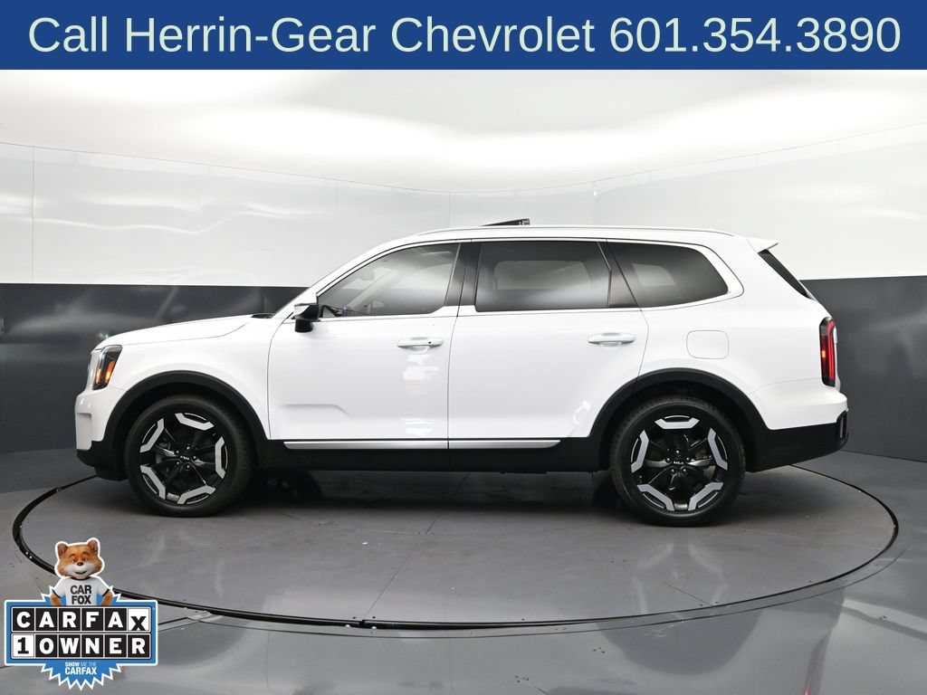 Used 2024 Kia Telluride EX w/ EX Captain's Chair Package FWD image 4